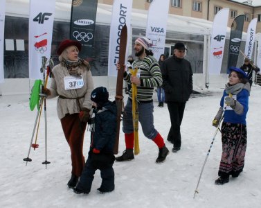 Uczestnicy retro imprezy w Strefie Kibica Eurosportu