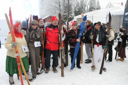 Uczestnicy retro imprezy w Strefie Kibica Eurosportu