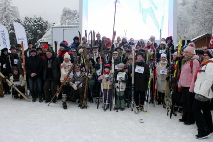 Uczestnicy retro imprezy w Strefie Kibica Eurosportu