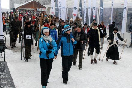 Uczestnicy retro imprezy w Strefie Kibica Eurosportu