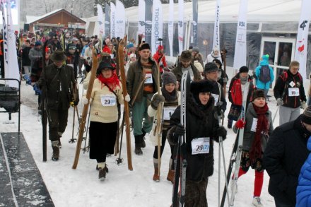 Uczestnicy retro imprezy w Strefie Kibica Eurosportu