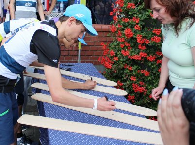 Kamil Stoch składa autograf na narcie