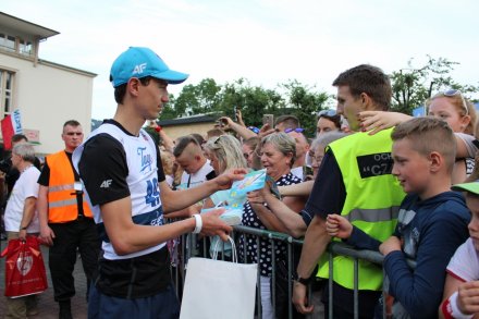 Kamil Stoch rozdaje autografy kibicom