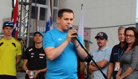 Burmistrz Tomasz Bujok wita zebranych kibiców i zawodników