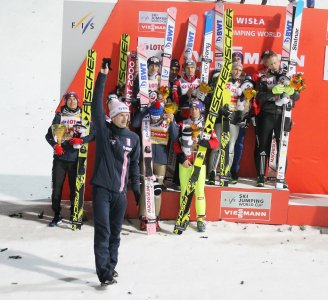 Jakub Janda żegna się z kibicami i kolegami ze skoczni