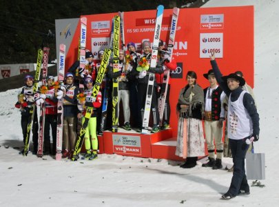 Jakub Janda żegna się z kibicami i kolegami ze skoczni