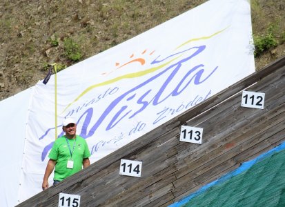 Sędzia Bronisław Szalbót na tle wiślańskiej flagi