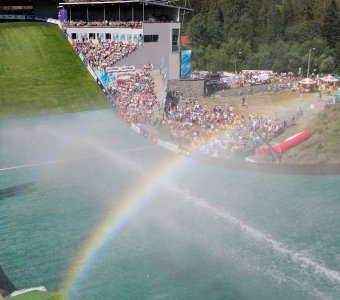 Tęcza na skoczni podczas zraszania zeskoku