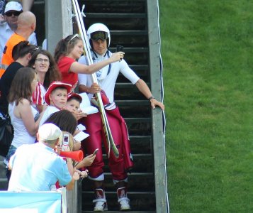 Piotr Żyła pozuje do zdjęcia z kibicami