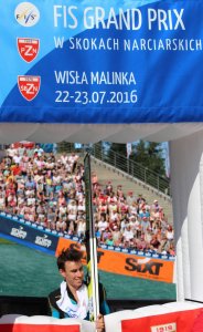 Stefan Kraft przechodzi przez bramę po skoku