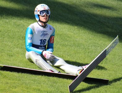 Johann Andre Forfang siedzi na zeskoku po upadku