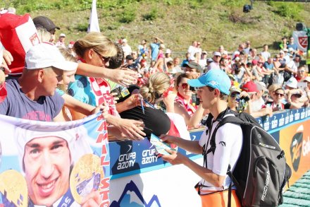 Kamil Stoch rozdaje autografy kibicom