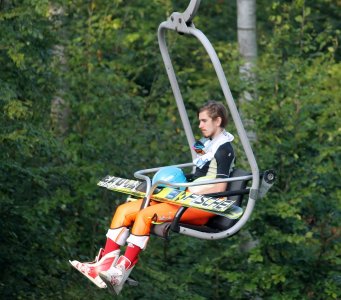 Artur Kukuła w drodze na górę skoczni