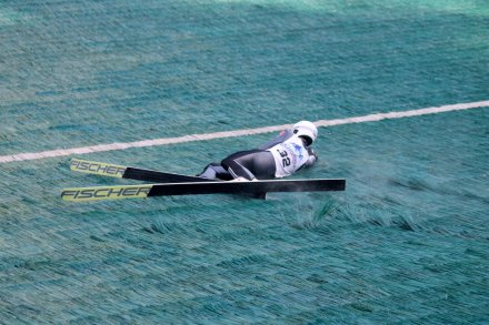 Upadek jednego ze skoczków na igelit