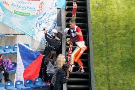 Czescy kibice fotografują się z Jakubem Jandą