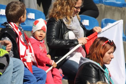 Młody kibic obserwuje zawody