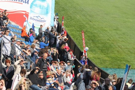 Kibice na trybunach skoczni