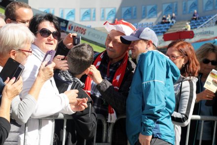 Kibice fotografują się z Adamem Małyszem