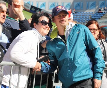 Kibice fotografują się z Adamem Małyszem