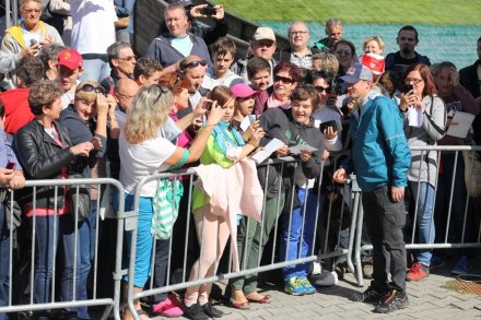 Kibice fotografują się z Adamem Małyszem