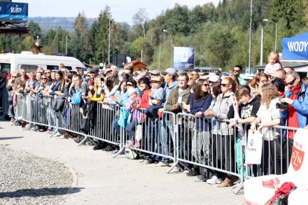 Kibice oczekują na ceremonię wręczenia nagród