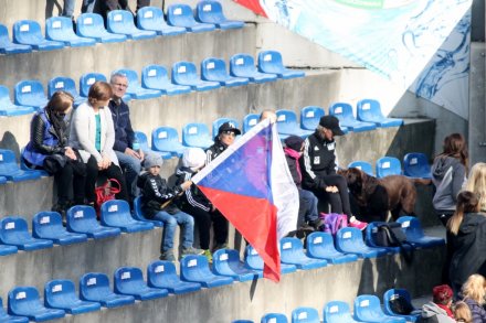 Kibice na trybunach skoczni w Malince