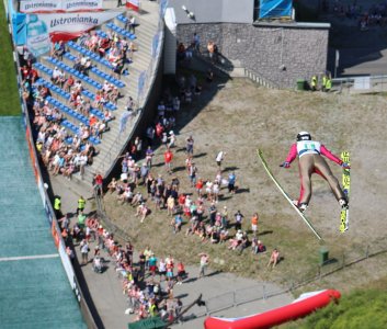 Viktor Polasek w locie na tle kibiców