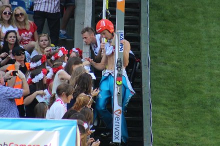 Andreas Wank rozdaje autografy kibicom