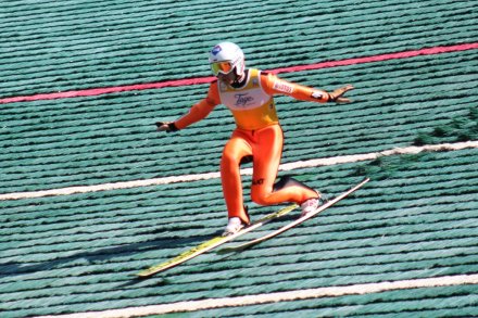 Kamil Stoch ląduje na zeskoku