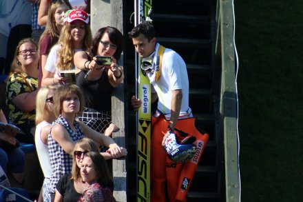 Maciej Kot z kibicami