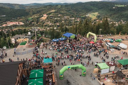 Widok ogólny na festiwal z drona