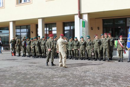 Zgrupowanie przed budynkiem Urzędu Miejskiego