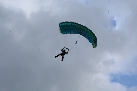 Skoki ze spadochronem