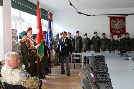 Uczestnicy Pikniku Spadochroniarskiego w sali sesyjnej UM