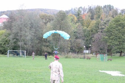 Skoki ze spadochronem