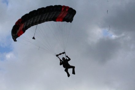 Skoki ze spadochronem