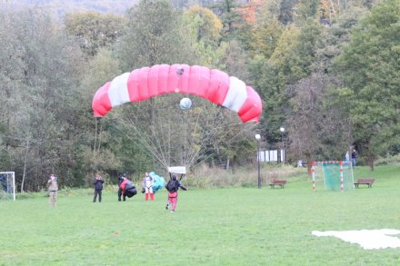 Skoki ze spadochronem