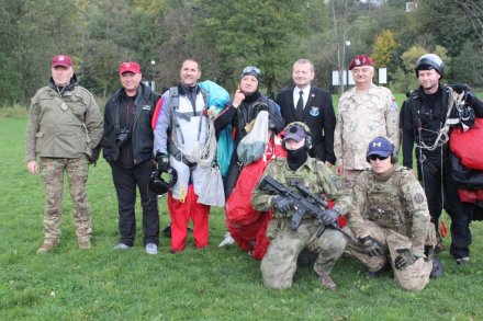 Pamiątkowe zdjęcie ze spadochroniarzami
