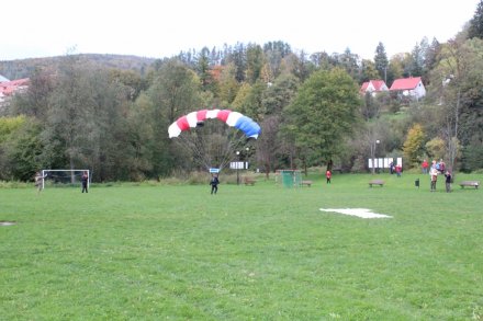 Skoki ze spadochronem