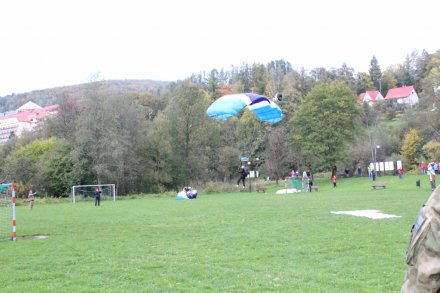 Skoki ze spadochronem