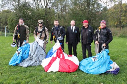 Pamiątkowe zdjęcie ze spadochroniarzami