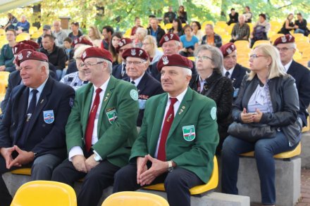 Widzowie i uczestnicy pikniku w amfiteatrze