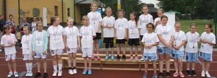 Zdjęcie grupowe podczas dekoracji zawodniczek w wieku 2005-2007