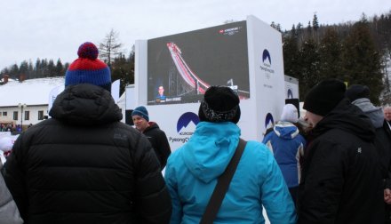 Kibice w Strefie Eurosportu podczas transmisji skoków narciarskich