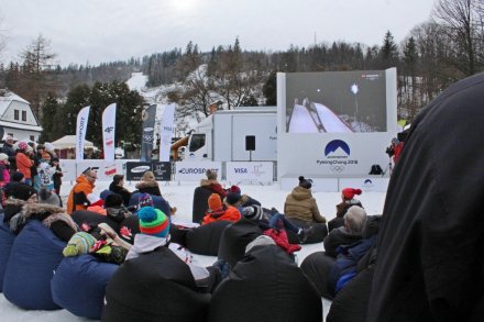 Kibice w Strefie Eurosportu podczas transmisji skoków narciarskich