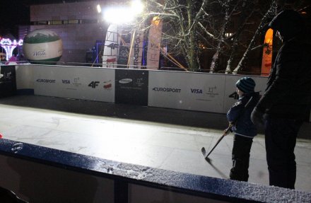 Próba celności strzałów na lodowisku