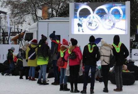 Kibice oglądają zmagania hokeistów na telebimie