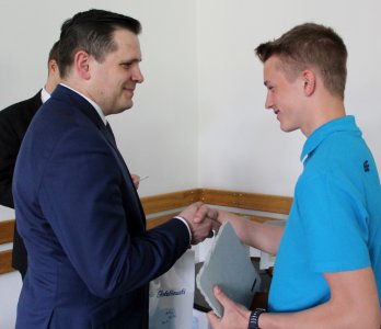 Burmistrz Tomasz Bujok ściska dłoń Tomasza Pilcha