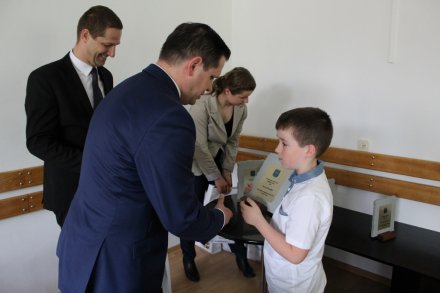 Paweł Piszczek odbiera gratulacje od burmistrza Wisły