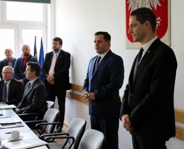 Burmistrz składa życzenia sportowcom podczas sesji